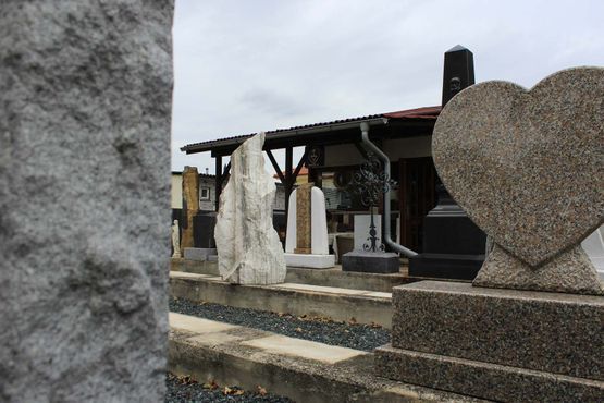 Potz W GesmbH - Verschiedene Steinskulpturen auf dem Firmengelände