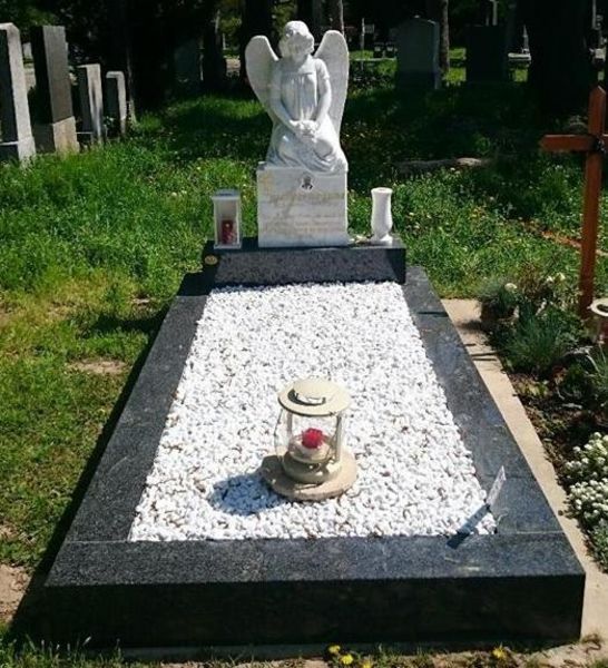 Potz W GesmbH - Ein Grabstein auf einem Friedhof